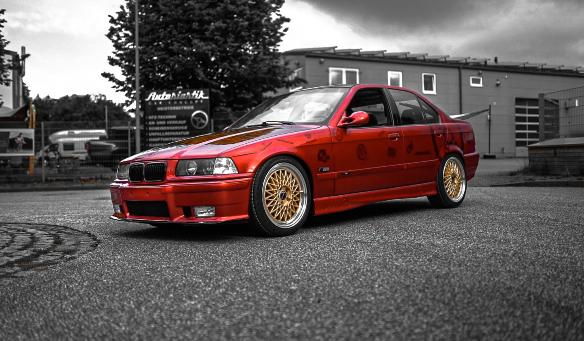 Tuning Auto in rot auf Parkplatz