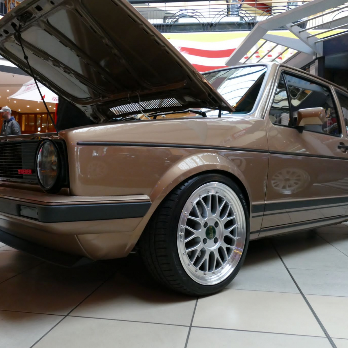 Altes Auto mit geöffneter Motorhaube