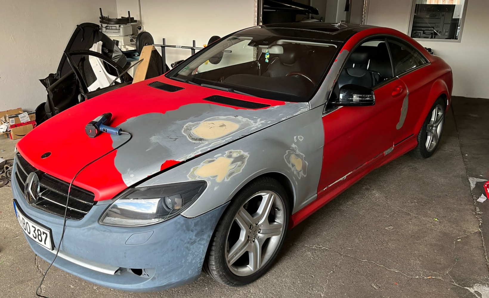 Rotes Auto mit neuem Lack überzogen