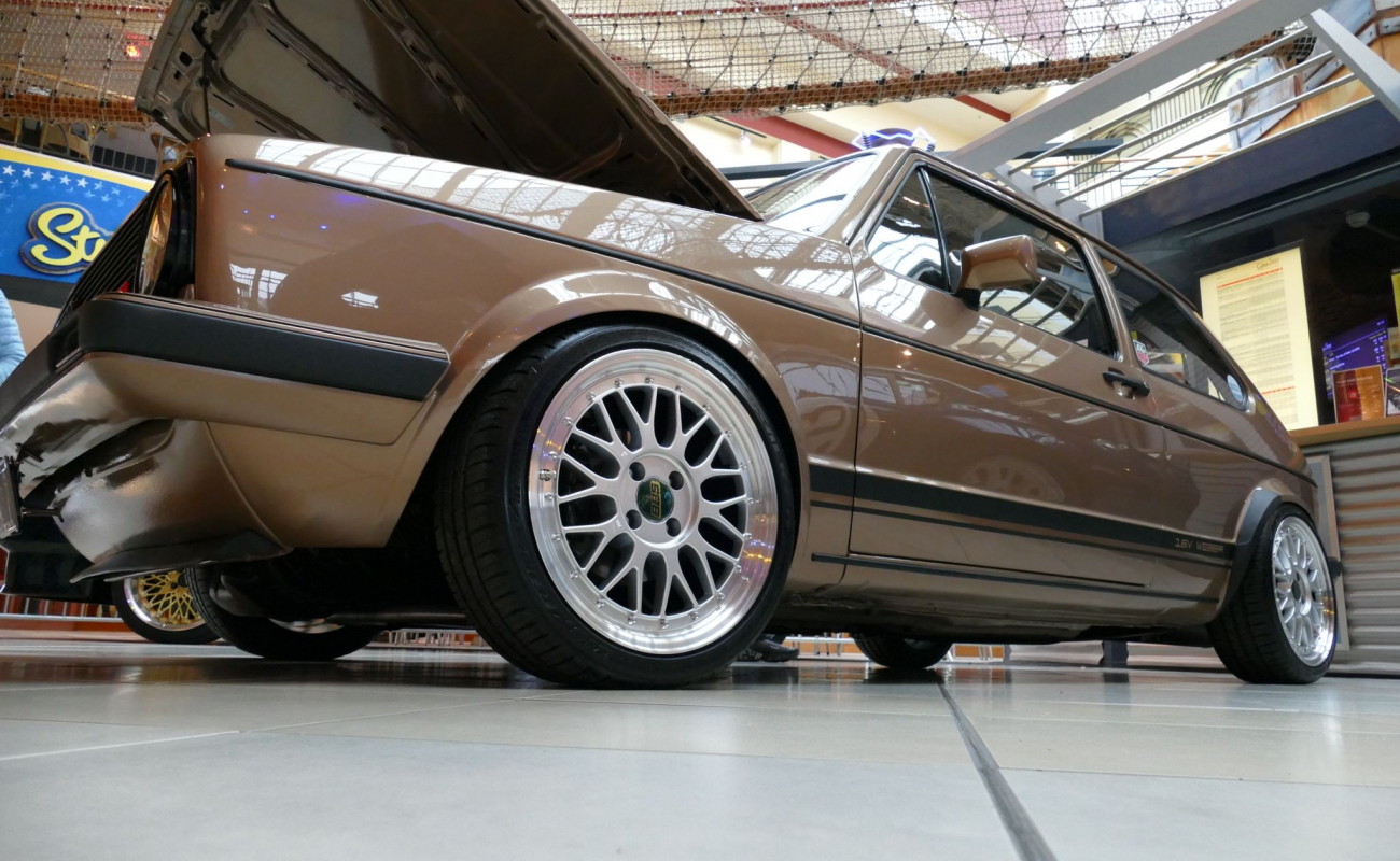 Alter BMW von unten