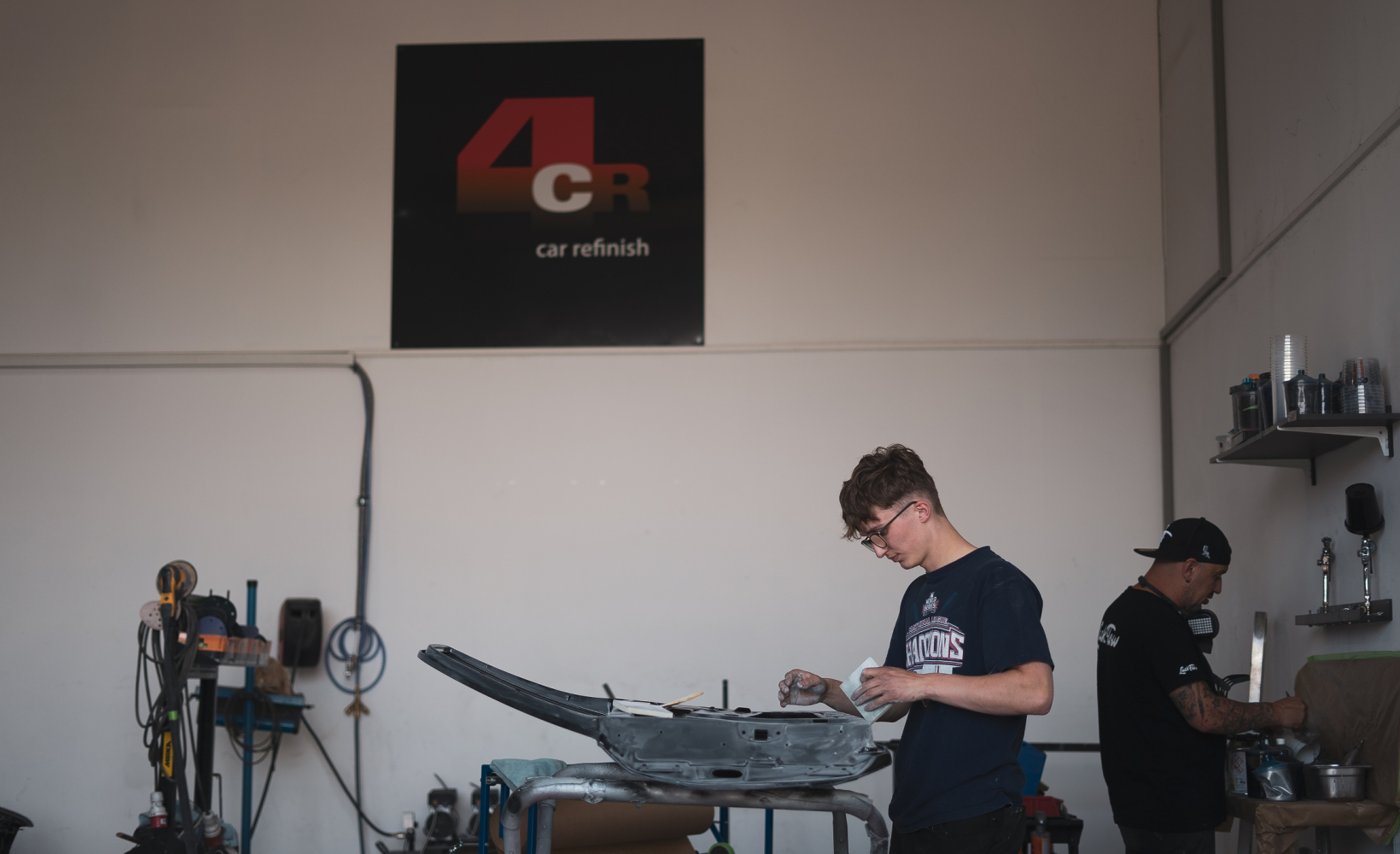 Mann arbeitet an Karosserie